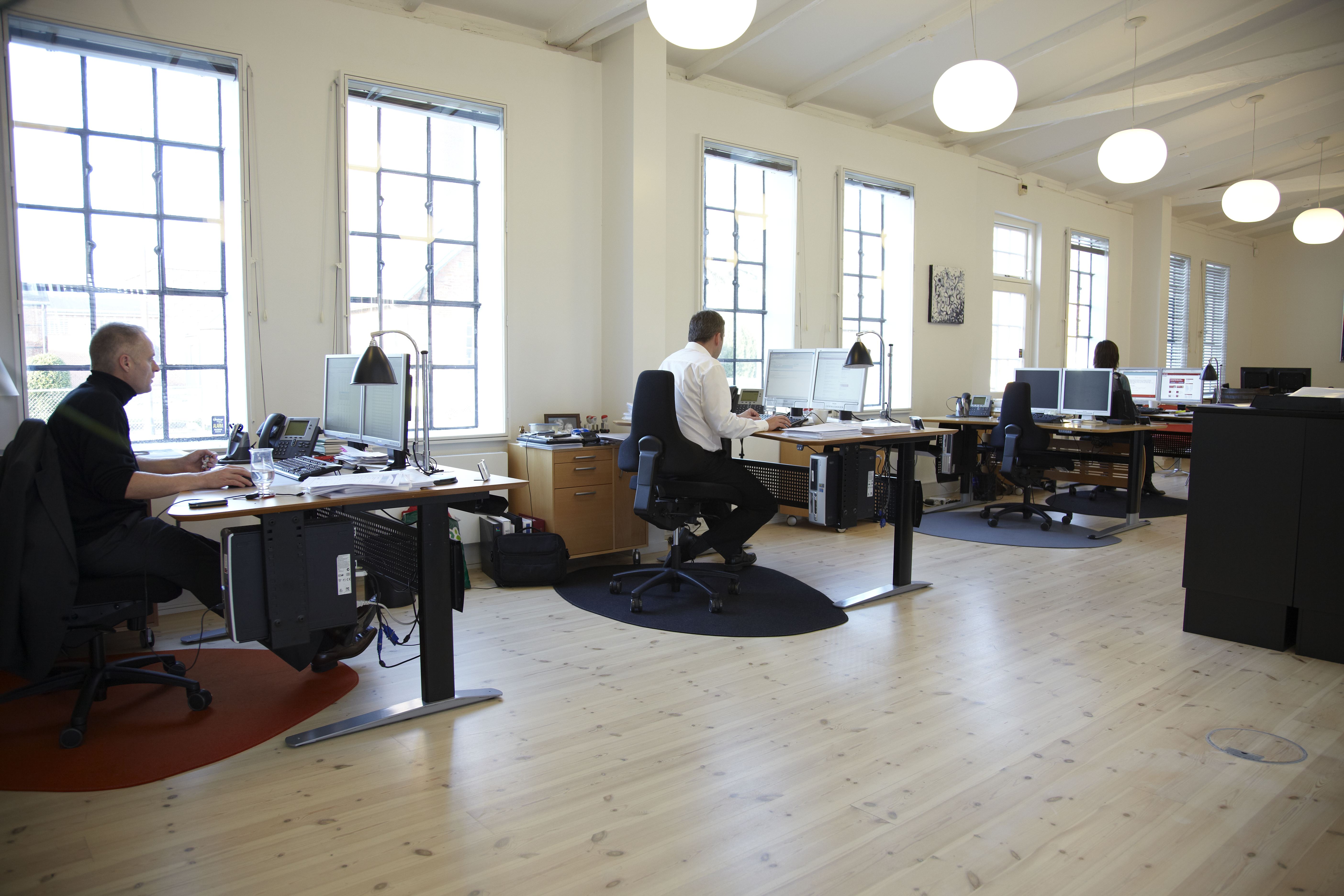 stoleunderlag i filt på kontor